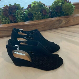 Tahari Margaret 2 Cut Out Suede Black Leather Peep Toe Wedge Size 7 like new